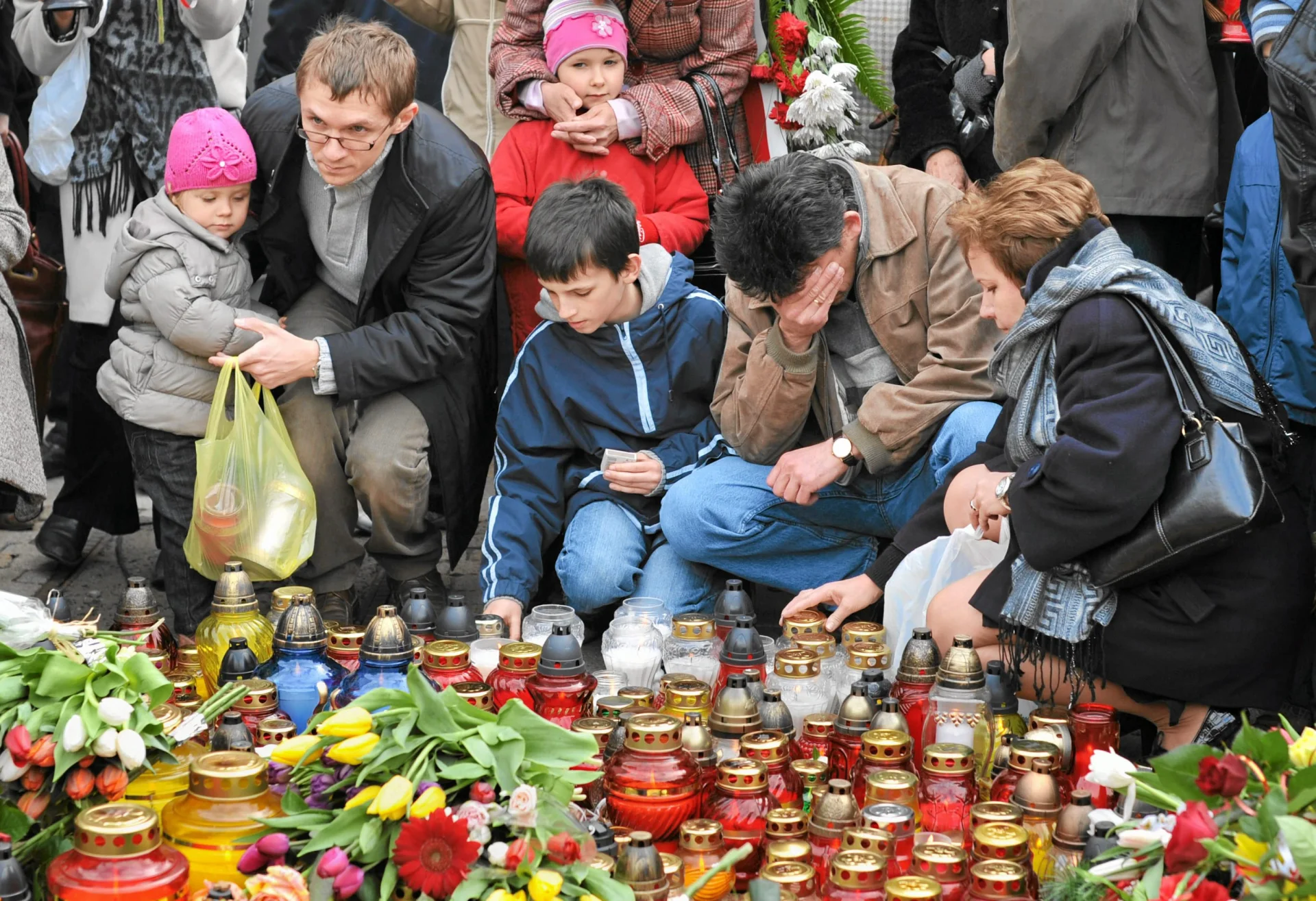 10 kwietnia 2010 roku. Tłumy warszawiaków zaczynają przynosić znicze pod Pałac Prezydencki