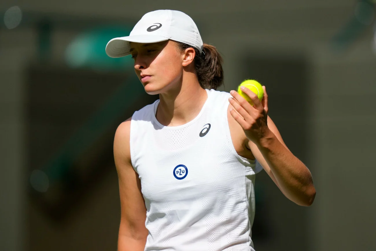 Iga Świątek w sobotę odpadła z rywalizacji w Wimbledonie. Polka przegrała w III rundzie z Alize Cornet 4:6, 2:6.