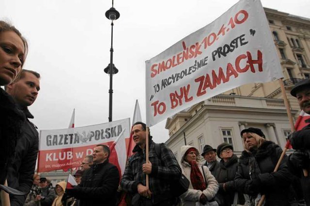 Zwolennicy teorii zamachu w Smoleńsku podczas obchodów trzeciej rocznicy katastrofy smoleńskiej na ul. Krakowskie Przedmieście w Warszawie.