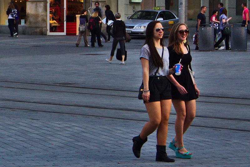 Nie wszystkie posiadaczki masywnych ud przejmują się budową swoich nóg. I bardzo dobrze!