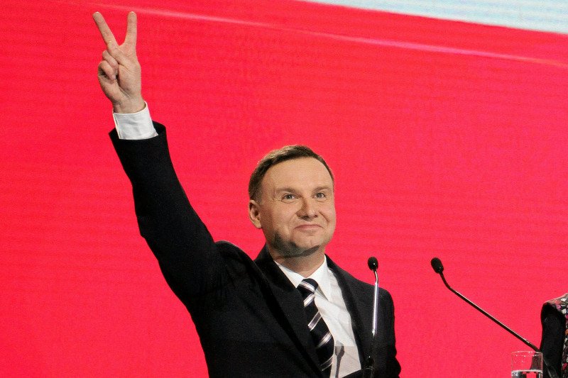 Andrzej Duda zwyciężył w pierwszej turze wyborów prezydenckich i pokonał Bronisława Komorowskiego – wskazuje pierwszy powyborczy sondaż