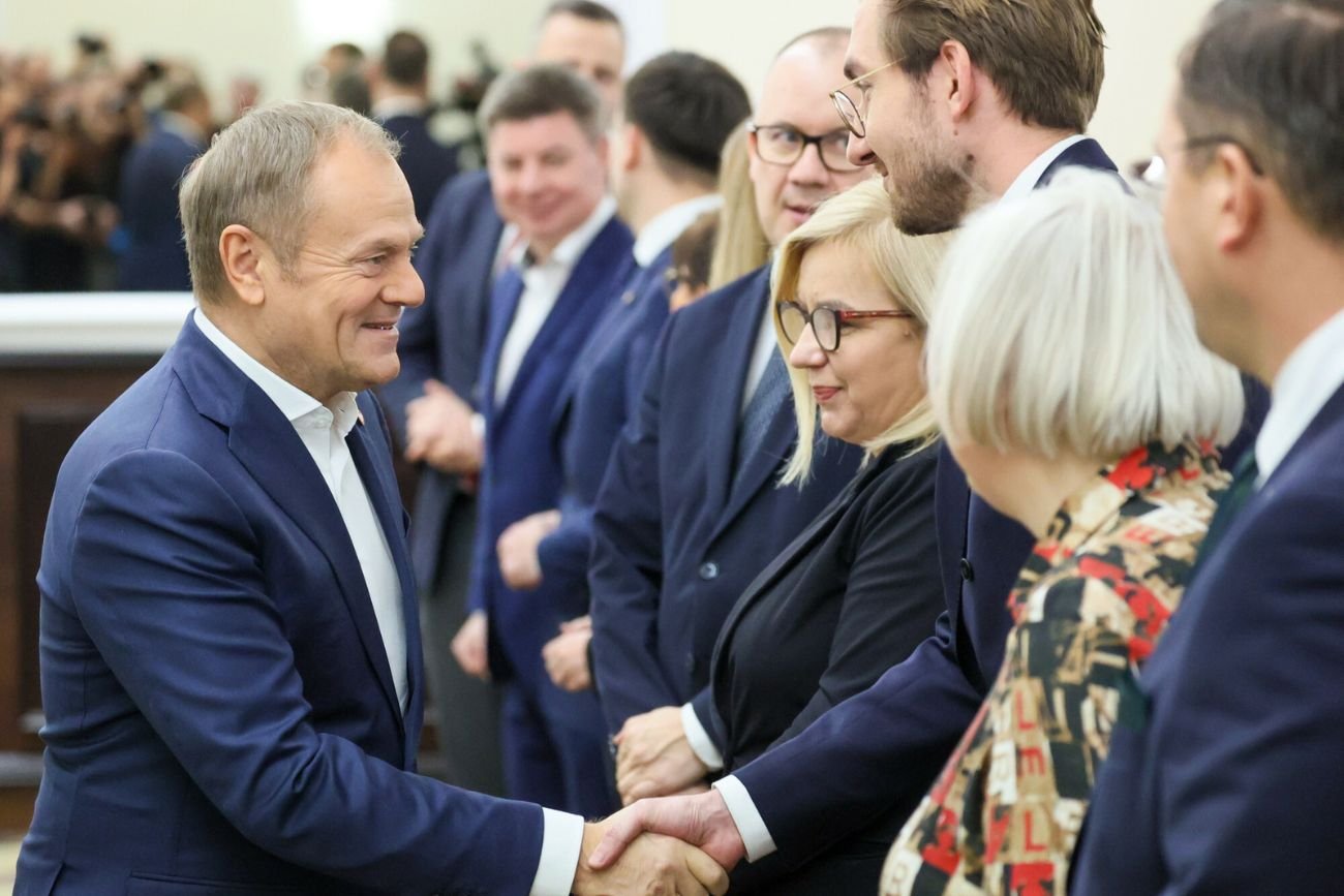 Partia Tuska wysuwa się na prowadzenie w nowym sondażu. KO na prowadzaniu. Według nowego sondażu koalicja Tuska zdobyłaby większość mandatów w Sejmie.