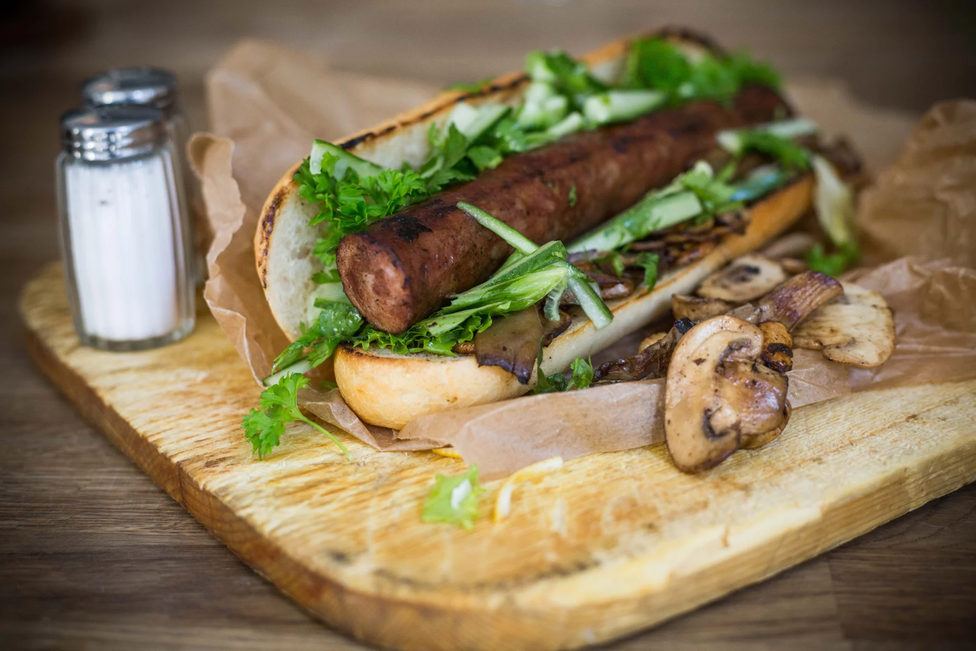 Kiełbasy z grubych kawałków mięsa w środku podczas pieczenia na grillu pękają i rozpadają się. Lepiej wybierać te drobniej mielone.