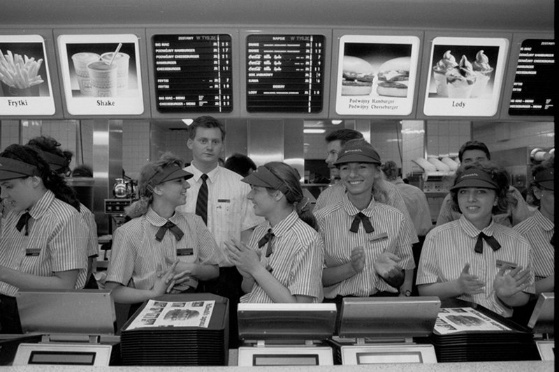 Ekipa pierwszego w Polsce McDonald'sa gotowa na przyjęcie gości. 1992 rok