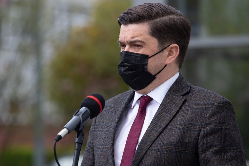 Andrusiewicz zaapelował o zachowywanie dystansu. Andrusiewicz z MZ o końcu trzeciej fali. Zagrożeniem nowe odmiany koronawirusa.