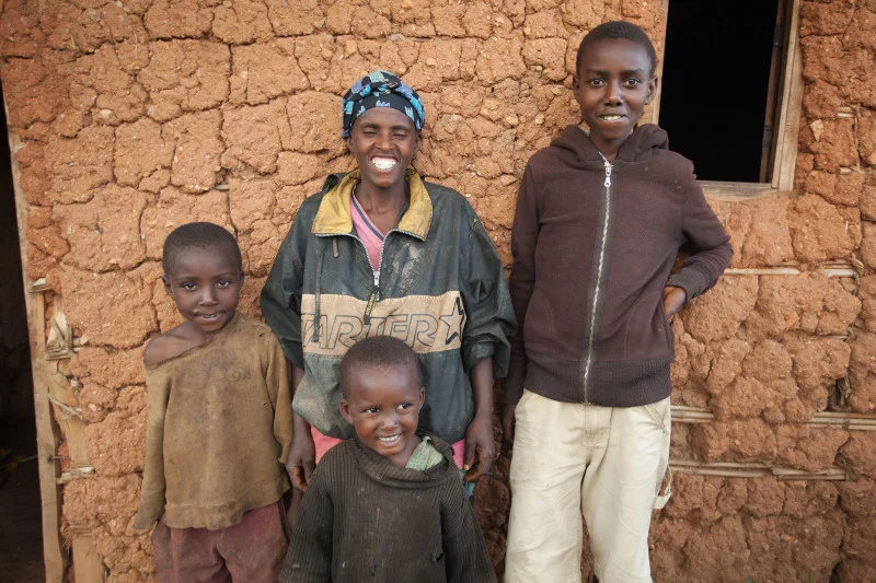 Rodzina Butoyi w swoim domu w Burundi mieszka od 5 lat.