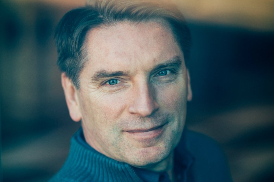 Tomasz Lis złożył życzenia świąteczne lekarzom ze szpitala w Olsztynie.