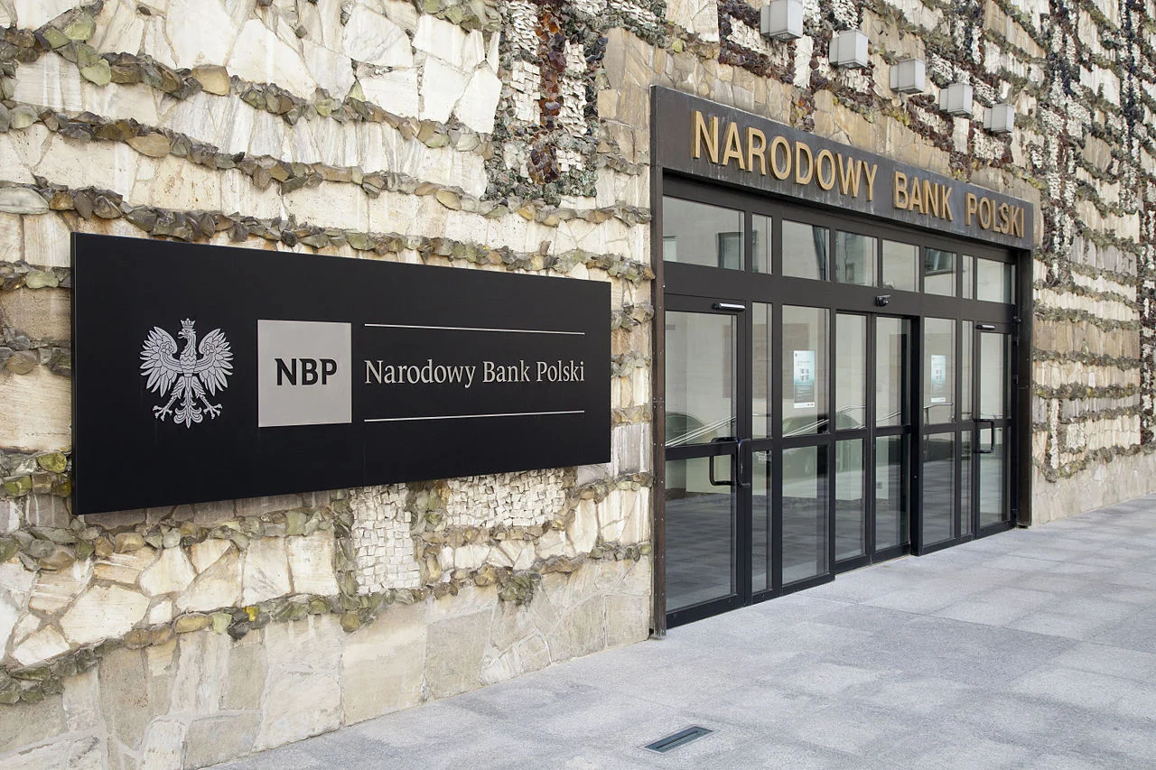 Główne wejście do warszawskiej centrali NBP.