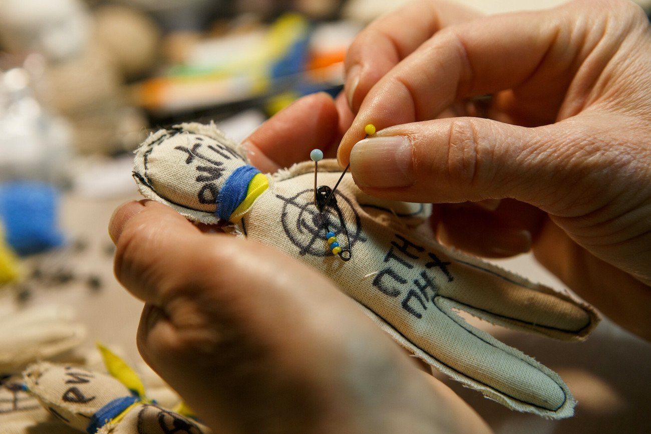 Laleczki voodoo przedstawiające Putina, których twórczynią jest artystka Maryna Fedczuk. Zdjęcie ilustracyjne.