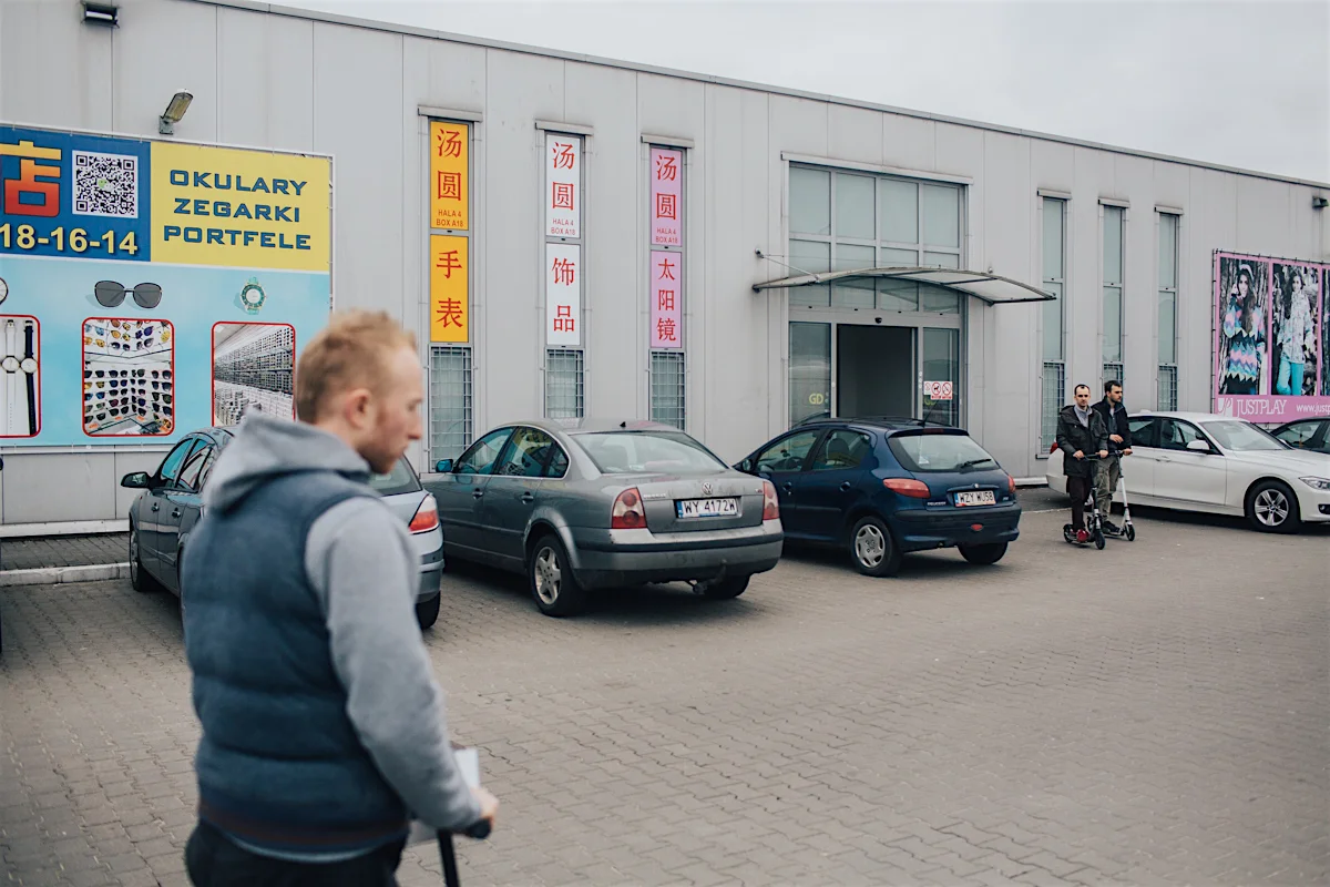 Wszechobecne azjatyckie napisy i hulajnogi