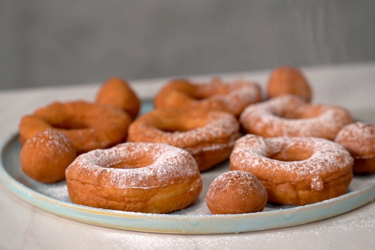 Przepis na oponki z twarogiem.