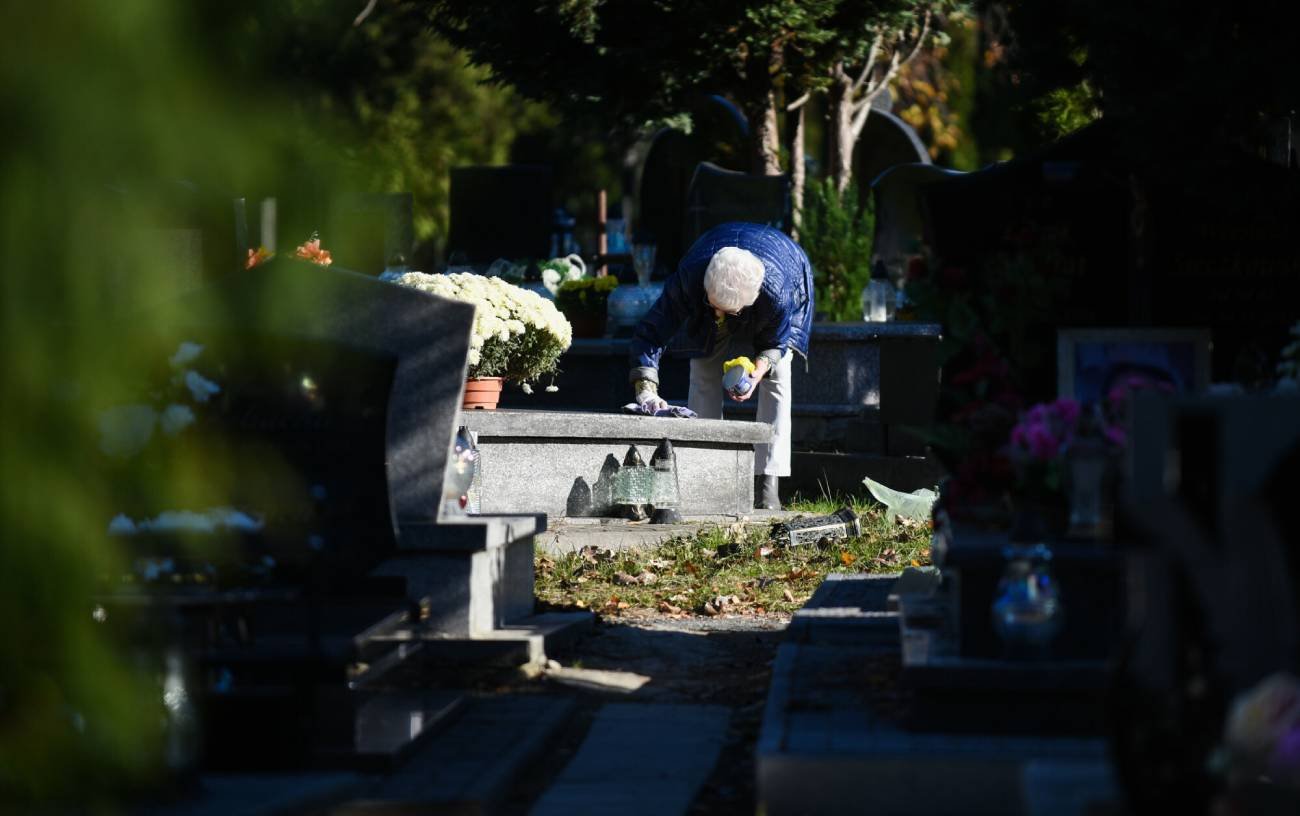 Lublin – kobieta na cmentarzu usłyszała wołanie o pomoc. Dochodziło z grobu