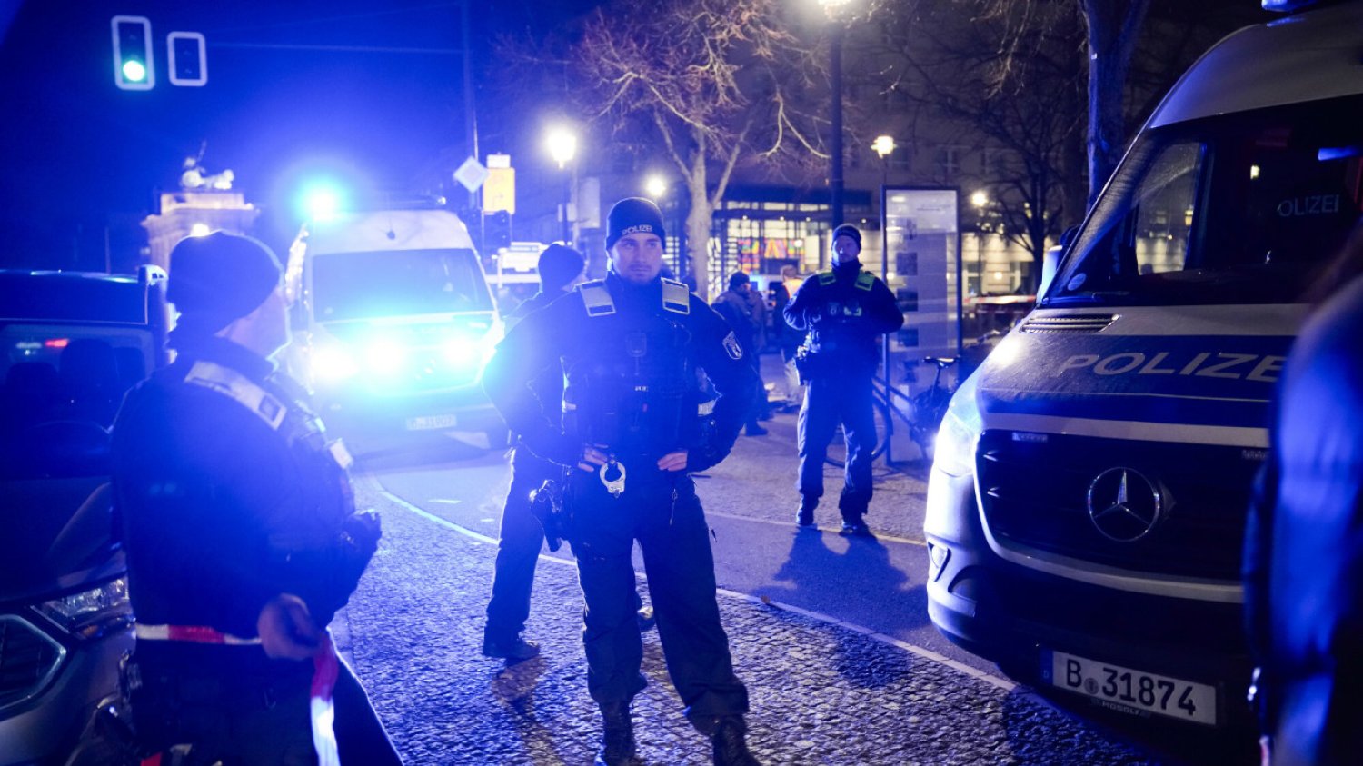 Policja w pobliżu pomnika Holocaustu w Berlinie, gdzie w piątek doszło do ataku na hiszpańskiego turystę