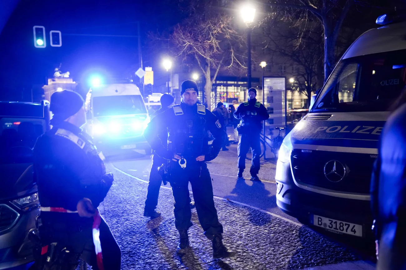 Policja w pobliżu pomnika Holocaustu w Berlinie, gdzie w piątek doszło do ataku na hiszpańskiego turystę