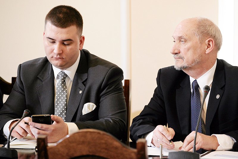 Jeśli to nie są tweety samego Bartłomieja Misiewicza, to znaczy, że kontrowersyjny urzędnik MON znalazł w resorcie oddanych naśladowców...