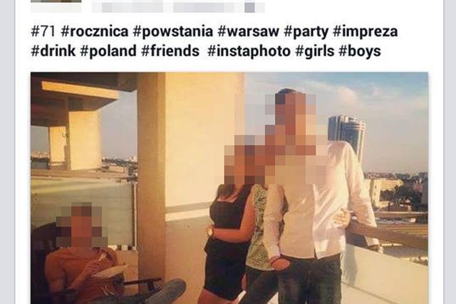 Młodzi warszawiacy na imprezie z okazji Powstania Warszawskiego