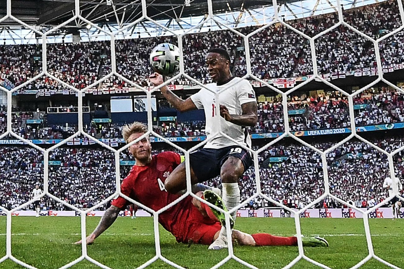 Simon Kjaer uprzedził Raheema Sterlinga i skierował piłkę do własnej bramki w półfinale Euro 2020