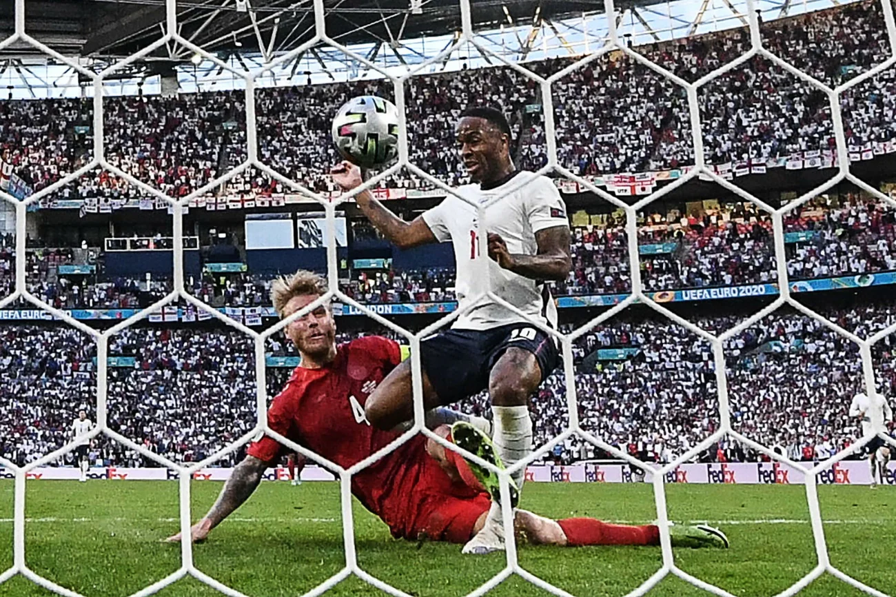 Simon Kjaer uprzedził Raheema Sterlinga i skierował piłkę do własnej bramki w półfinale Euro 2020