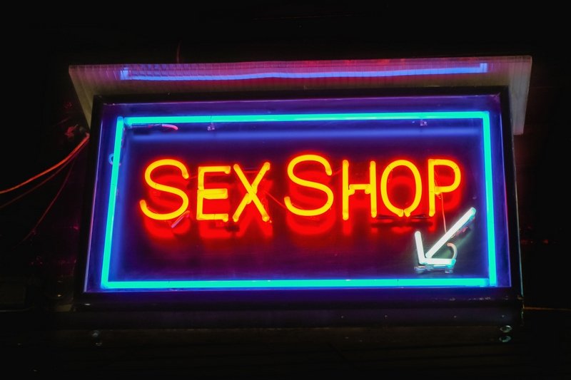 Coraz więcej osób odwiedza sex shopy w czasie pandemii.