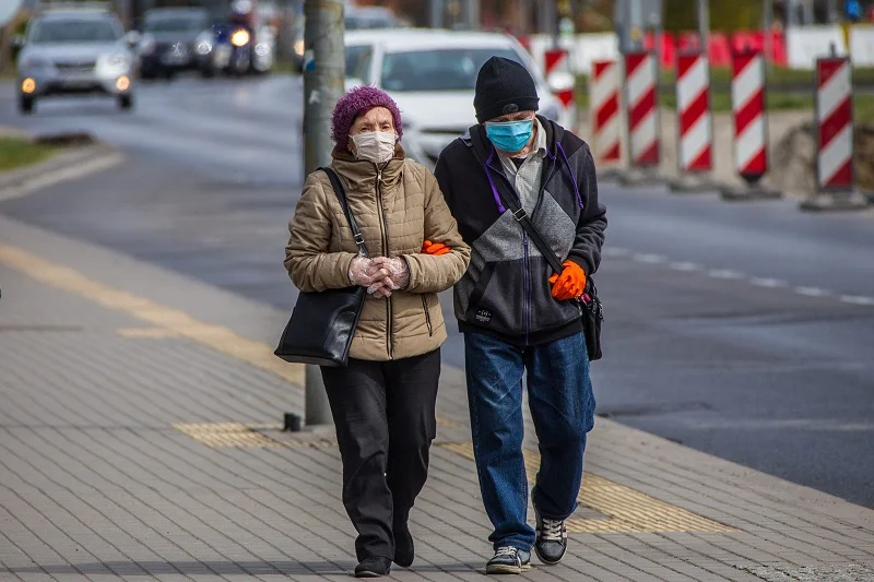 WHO nie wyklucza możliwości transmisji powietrznej koronawirusa. To oznaczałoby, że zakazić się jest bardzo łatwo.