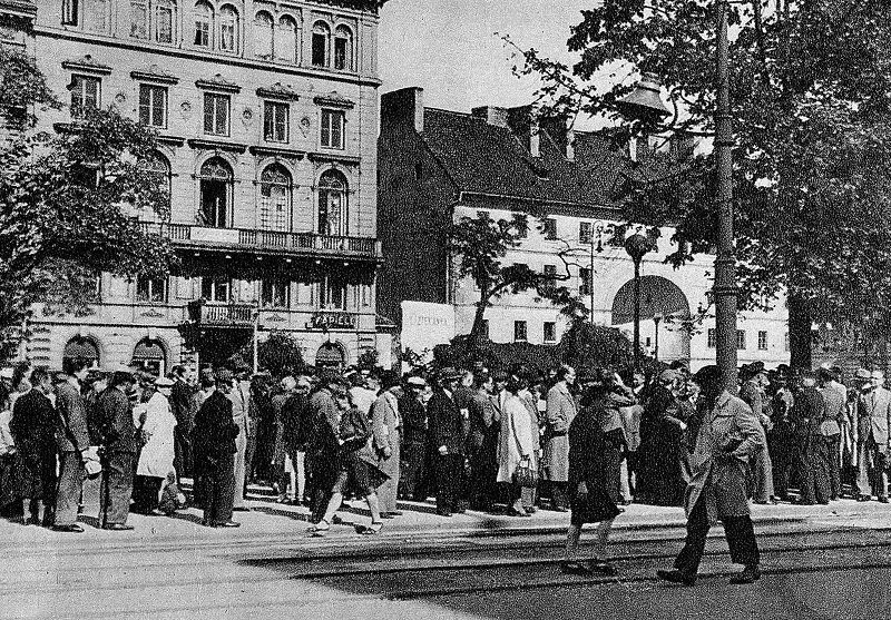 Na zdjęciu Niemcy ogłaszają, że dojdzie do egzekucji Polaków. Takie sceny regularnie się odbywały w okupowanej Warszawie