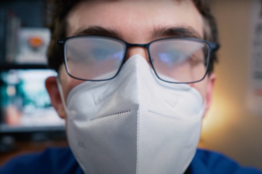 Zaparowane okulary w maseczce to codzienność wszystkich okularników