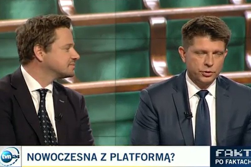 Rafał Trzaskowski i Ryszard Petru dyskutują w studiu TVN24.