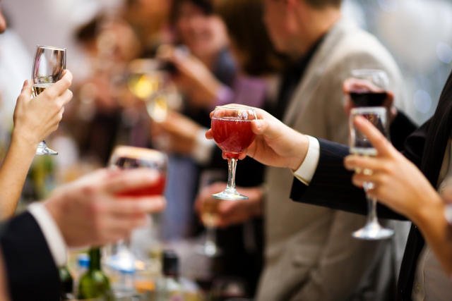 Alkohol z umiarem korzystnie wpływa na trawienie.