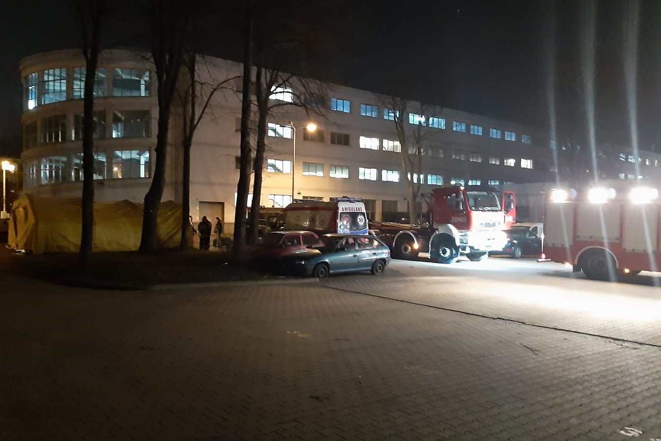 Ratownicy medyczni są przetrzymywani w karetce w oczekiwaniu na wynik testu na koronawirusa