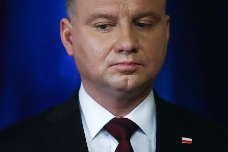 Kandydat PiS na prezydenta Andrzej Duda ma przewagę w sondażach. Dlatego partia nie jest chętna, by przesunąć wybory z powodu epidemii koronawirusa.