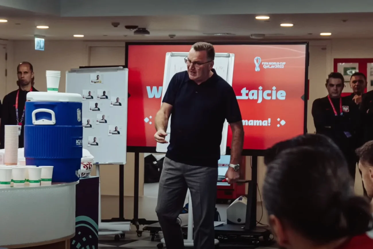 Trener Czesław Michniewicz mocno motywował zespół w przerwie meczu z Francją. Polacy zagrali niezłe spotkanie.