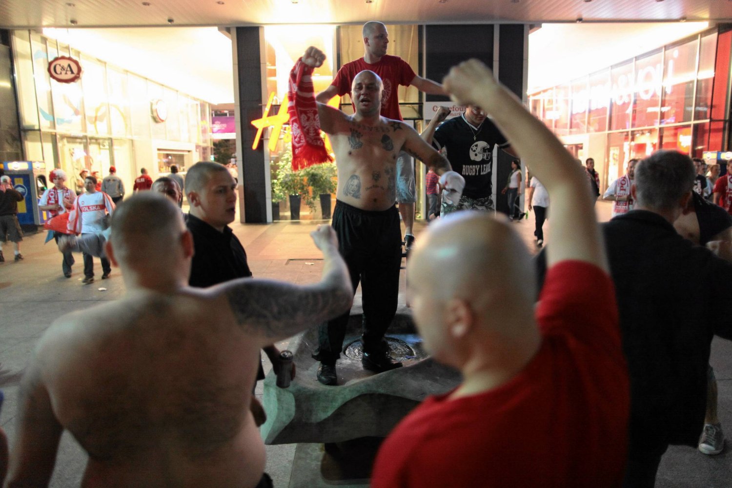 Kibice pod strefą kibica od ulicy Marszałkowskiej