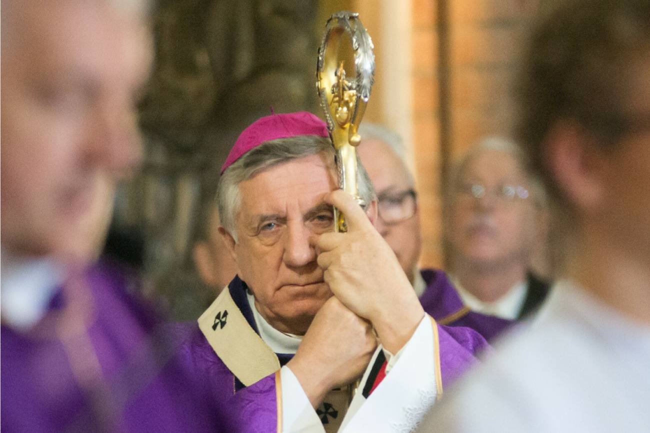 Rezygnacja abp Dzięki. Biskup krytykuje za powód odejścia – wstyd!