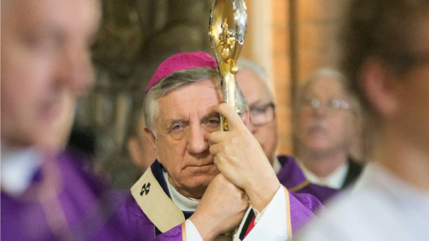 Rezygnacja abp Dzięki. Biskup krytykuje za powód odejścia – wstyd!