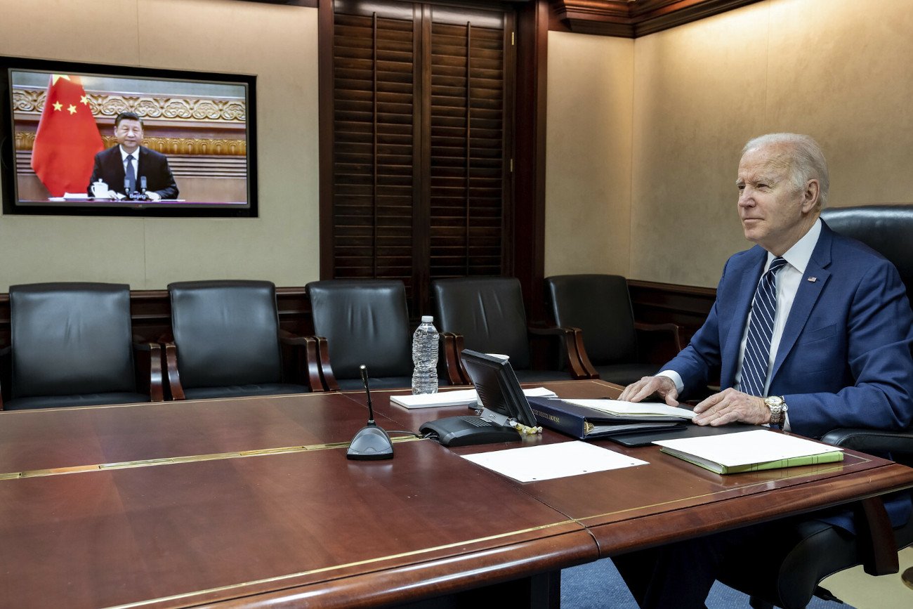 Z opublikowanego przez Biały Dom komunikatu wynika, że Biden przedstawił Xi Jinpingowi konsekwencje, jakie poniosą Chiny, jeśli udzielą materialnego wsparcia Rosji.