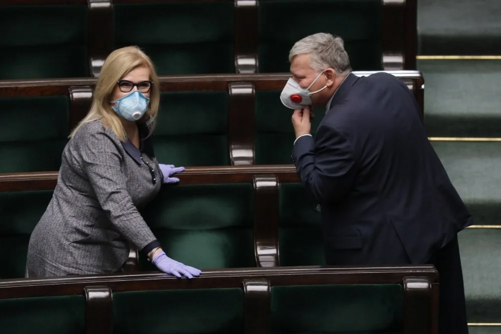Posłowie przegłosowali, że od tej pory będą pracować zdalnie. W ten sposób zapewnili sobie lepsze warunki niż większość Polaków, którzy codziennie muszą przychodzić do pracy. Nadzwyczajne posiedzenie Sejmu. Posłowie przegłosowali ustawę, w myśl której od teraz będą pracować zdalnie w czasie epidemii koronawirusa.