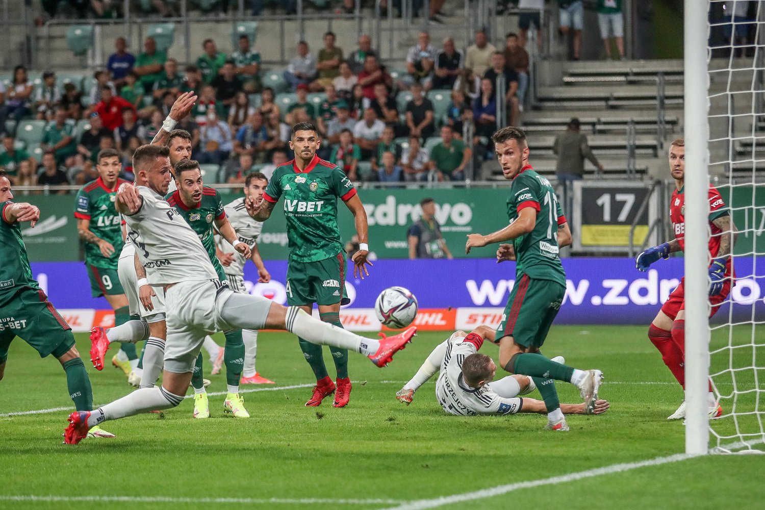 Śląsk Wrocław skromnie ograł warszawską Legię, sędzia zaważył na wyniku meczu