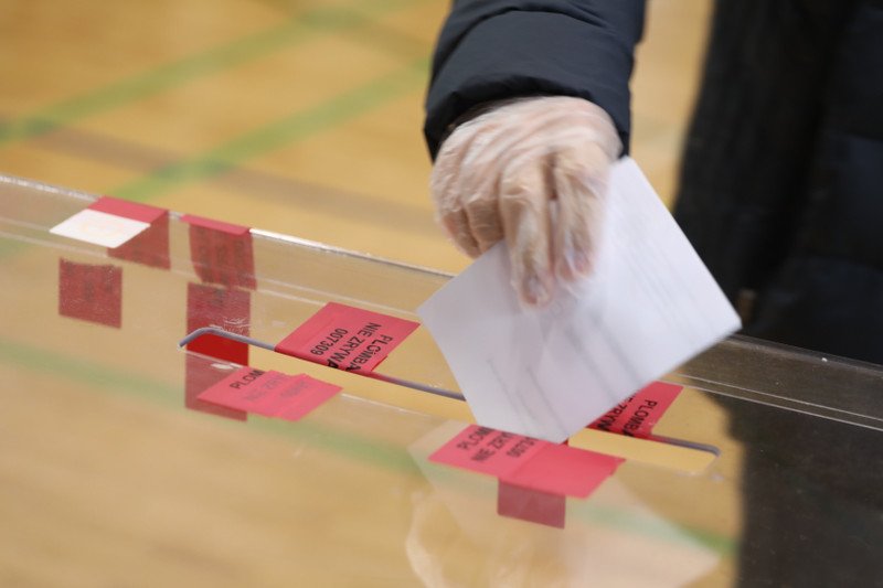 Na kamerze TVP umieszczona była naklejka wspierająca jednego z kandydatów.