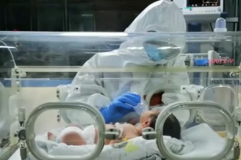 Niespełna roczna dziewczynka z Japonii zakażona koronawirusem. Zdjęcie ilustracyjne.