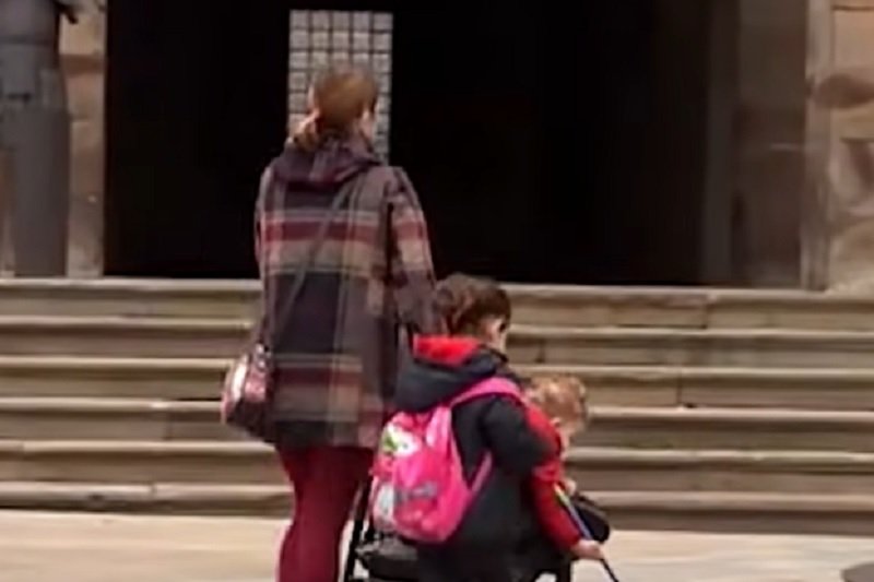 W Hiszpanii dzieci w końcu mogą wyjść na spacer.