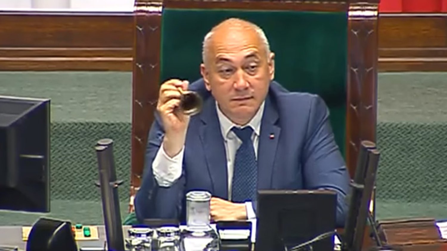 Wicemarszałek Sejmu Joachim Brudziński próbował przywrócić spokój na sali plenarnej dzwoniąc tak intensywnie, że... aż zepsuł marszałkowski dzwonek.