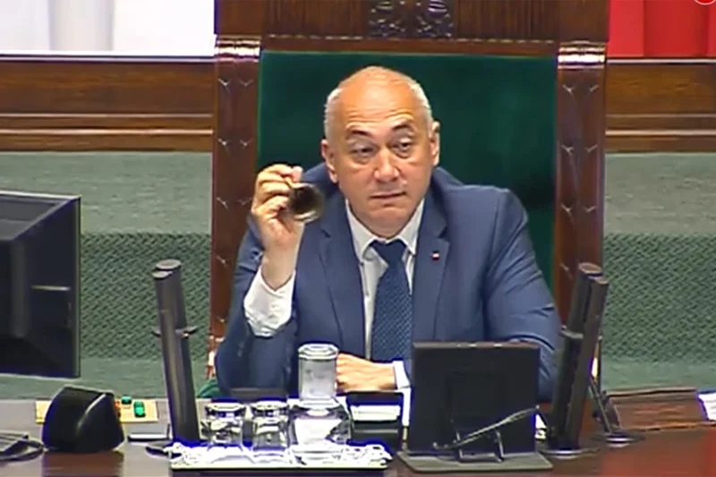 Wicemarszałek Sejmu Joachim Brudziński próbował przywrócić spokój na sali plenarnej dzwoniąc tak intensywnie, że... aż zepsuł marszałkowski dzwonek.