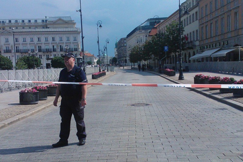 Mnie te barierki i wydzielone przejścia nasuwają zdjęcia z getta - komentuje młody warszawiak. Już wkrótce kulminacyjny punkt 87 miesięcznicy.