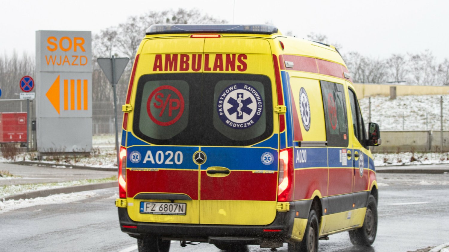 8-latka potrącona na szkolnym parkingu. Dziecko jest w ciężkim stanie
