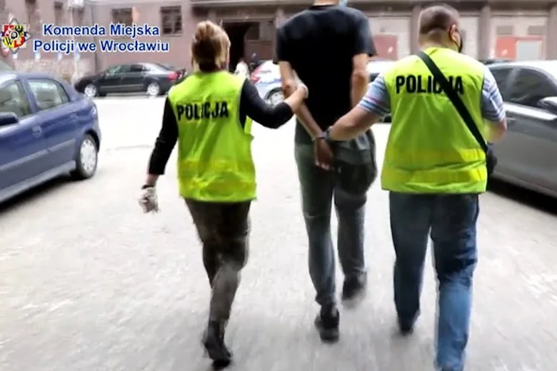 Nastolatkowie zaatakowali policjanta