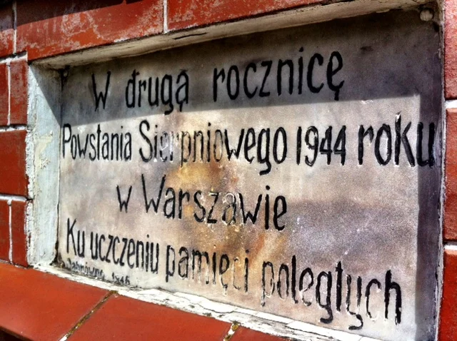 Pamiątkowa tablica w Dąbrównie