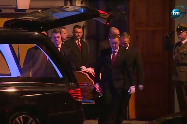 W piątek podobnie spoczęły na Wawelu zwłoki pary prezydenckiej.