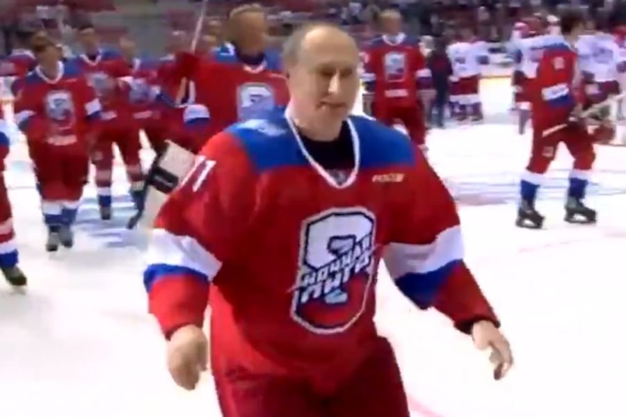 Władimir Putin zaliczył upadek po hokejowym meczu.