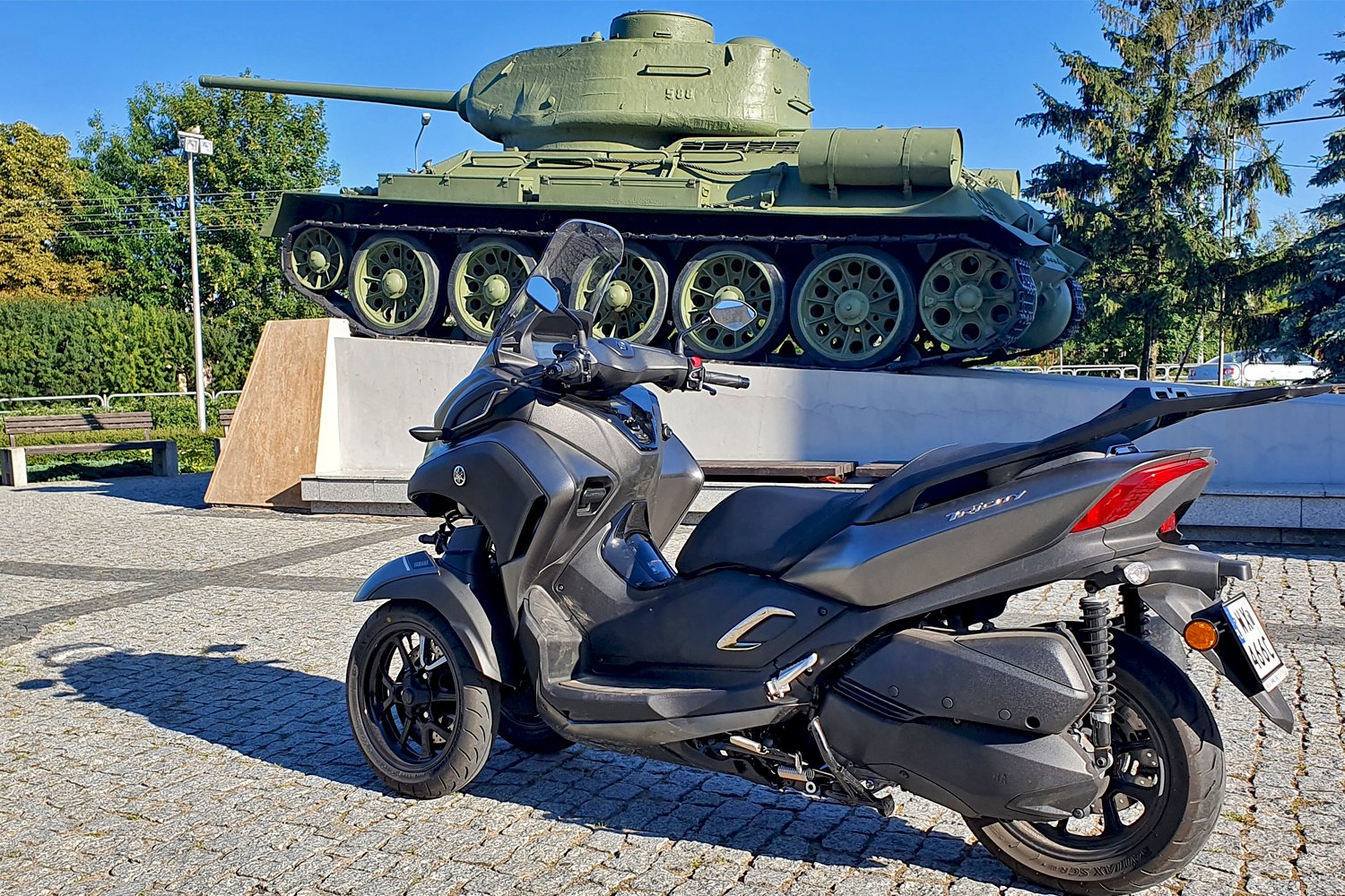 Yamaha Tricity 300 zdaje się być równie pancerna co czołg T-34, ale jeździ się nią nieporównanie wygodniej.