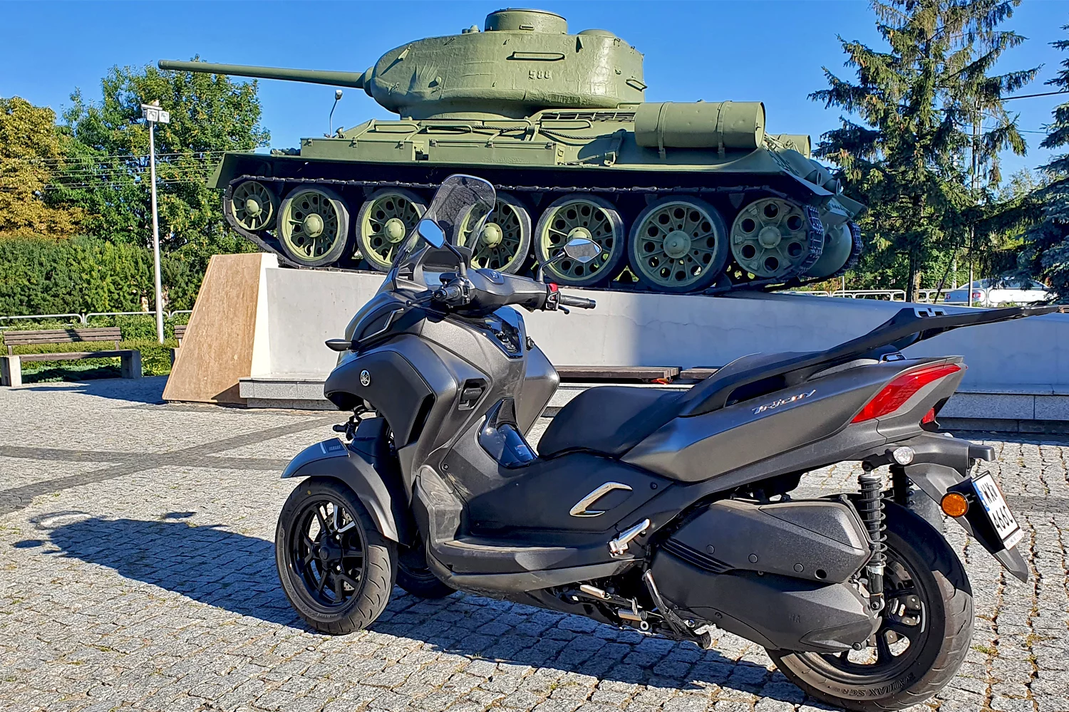 Yamaha Tricity 300 zdaje się być równie pancerna co czołg T-34, ale jeździ się nią nieporównanie wygodniej.